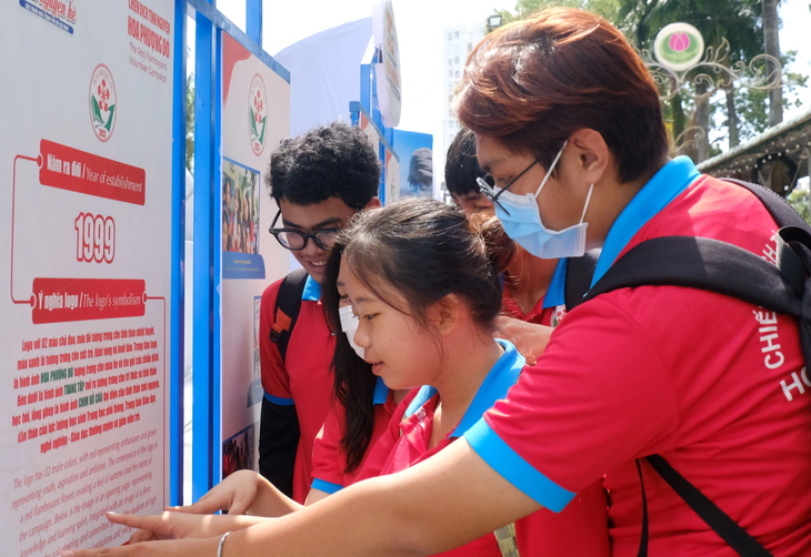 Các chiến sĩ Hoa phượng đỏ tham quan triển lãm 30 các chương trình, chiến dịch tình nguyện của thanh niên TP.HCM - Ảnh: VŨ THỦY