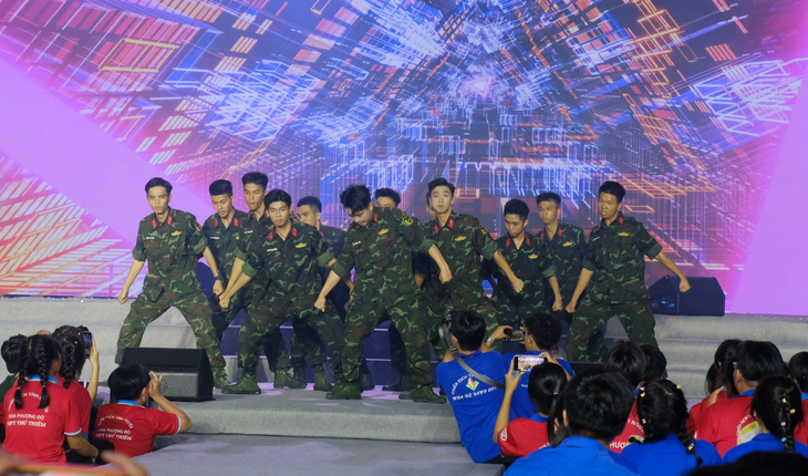 Phần biểu diễn vũ điệu tình nguyện của Đoàn Bộ tư lệnh TP.HCM tại ngày hội - Ảnh: VŨ THỦY