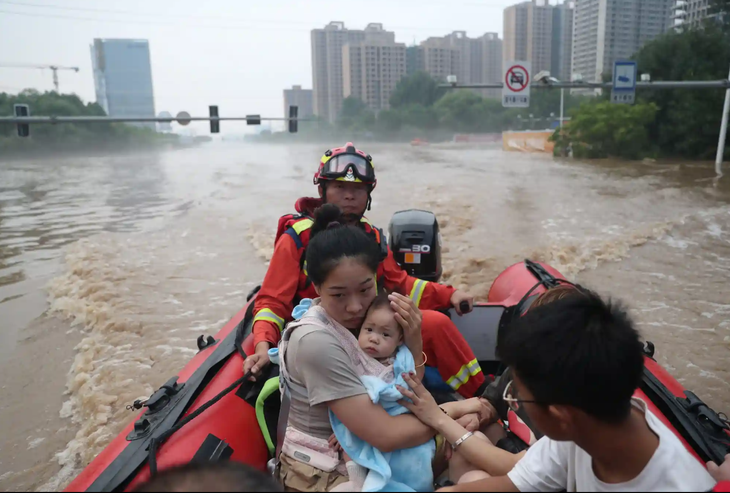 Người dân Trung Quốc được giải cứu khỏi vùng nước lũ - Ảnh: REUTERS