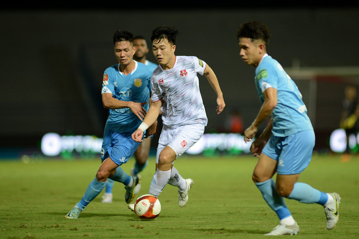 Lương Xuân Trường (áo trắng) thi đấu khá ổn trong trận CLB Hải Phòng thắng Nam Định - Ảnh: MINH ĐỨC