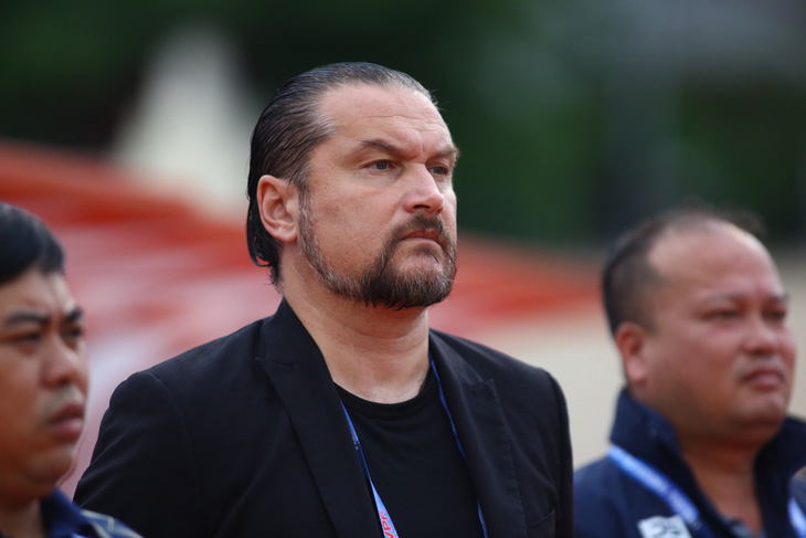 HLV trưởng đội Thanh Hóa Velizar Popov rời phòng họp báo sớm sau trận thua trước CLB Viettel ở vòng 5 giai đoạn 2 nhóm A V-League 2023 - Ảnh: HOÀNG TUẤN