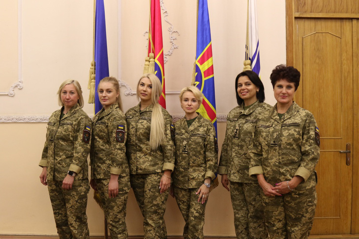 Những nữ quân nhân Ukraine bên bộ đồng phục mới - Ảnh: UKRINFORM