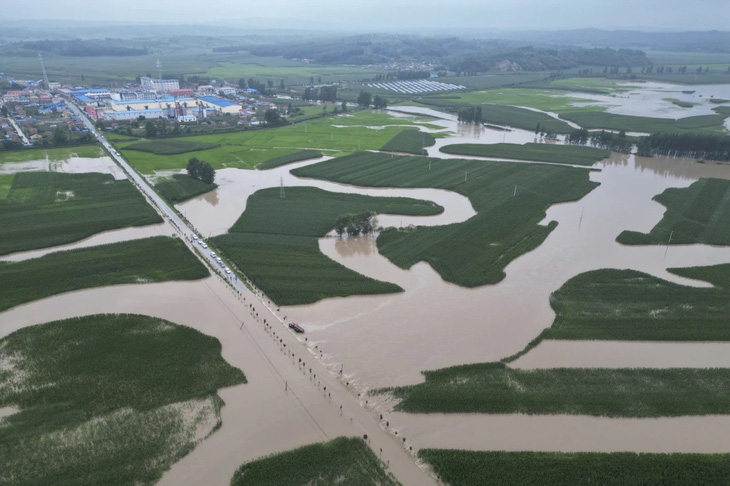 Lũ lụt tràn qua các cánh đồng và con đường ở tỉnh Cát Lâm - Ảnh: AP/Tân Hoa Xã