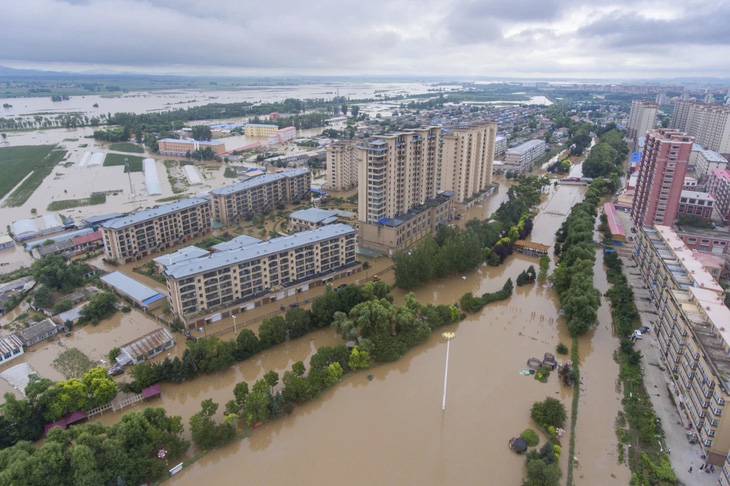 Lũ lụt bao trùm một huyện ở thành phố Cáp Nhĩ Tân, tỉnh Hắc Long Giang vào ngày 5-8 - Ảnh: AP/Tân Hoa Xã