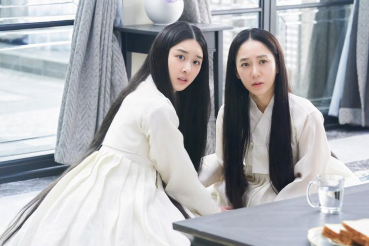 Cảnh phu nhân Du Ri An (do Park Joo Mi đóng) cùng con dâu So Jeo (do Lee Da Yeon đóng) ăn mặc, xõa tóc như ma bất ngờ xuyên không vào gia đình nhà tài phiệt thời hiện đại gây nên bao chuyện bi hài
