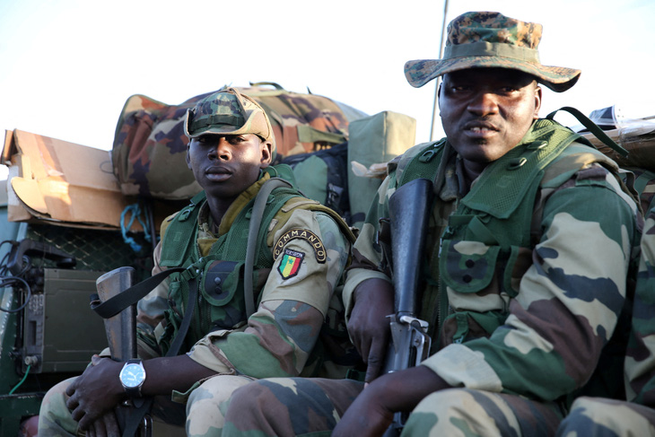 Thành viên lực lượng quân đội trong ECOWAS của Senegal - Ảnh: REUTERS