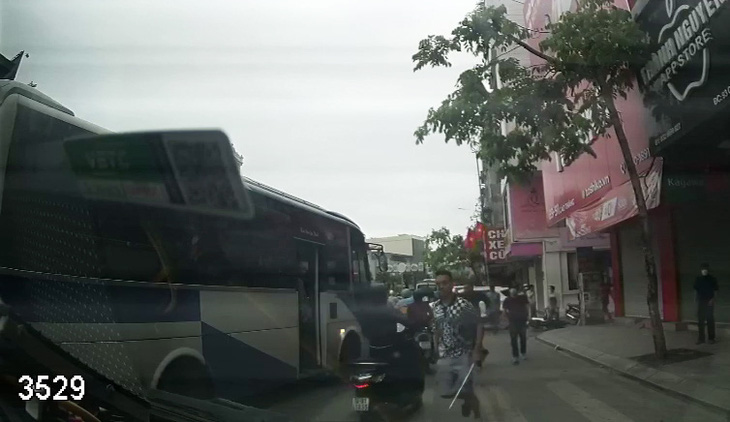 Thiếu tướng Đinh Văn Nơi - giám đốc Công an tỉnh Quảng Ninh - đang tiếp tục chỉ đạo làm rõ việc nhà xe Quang Mười tố bị chèn ép - Ảnh cắt từ video