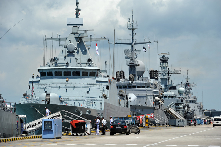 Tàu hộ vệ nhỏ HTMS Rattanakosin (trái) của Hải quân Thái Lan tham gia Triển lãm quốc phòng và hàng hải quốc tế (IMDEX) 2011 tại cảng quân sự Changi (Singapore) - Ảnh: AFP