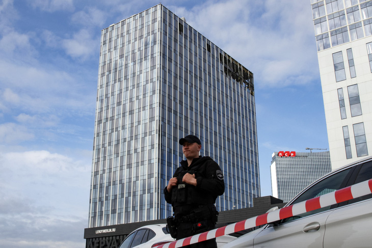 Cảnh sát Nga gác tại tòa nhà gần Bộ Quốc phòng Nga bị drone đánh trúng hôm 24-7 - Ảnh: AFP