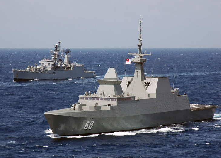 Tàu hộ tống RSS Formidable (phải) của Hải quân Singapore - Ảnh: HẢI QUÂN MỸ