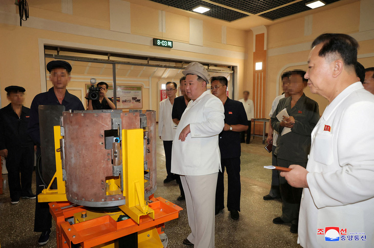 Nhà lãnh đạo Triều Tiên Kim Jong Un đưa ra chỉ đạo tại một nhà máy sản xuất vũ khí quan trọng trong chuỗi thị sát diễn ra đầu tháng 8 - Ảnh: KCNA