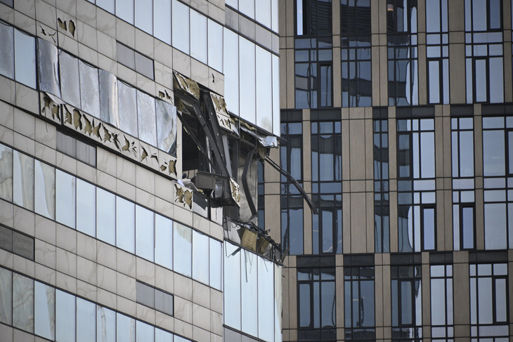 Tòa nhà IQ-Quarter bị drone đánh trúng lần đầu tiên đêm 29-7 - Ảnh: AFP
