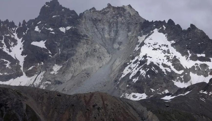 Đỉnh giữa màu xám của dãy núi  Fluchthorn đã sụp đổ một phần vào đầu năm nay - Ảnh: SEAN GALLLUP 