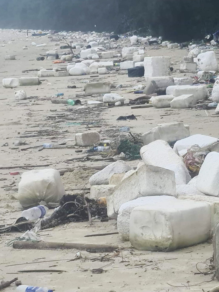 Phao xốp trôi dạt phủ kín bãi biển tại huyện đảo Cô Tô, tỉnh Quảng Ninh trong ngày 6-8 - Ảnh: UBND huyện Cô Tô