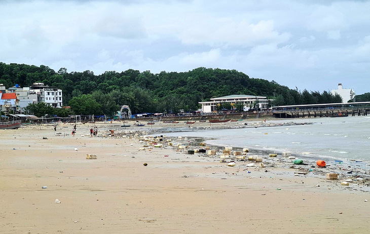 Tình trạng phao xốp dạt vào bãi biển huyện Cô Tô diễn ra từ đêm 5-8, nguyên nhân được xác định do người dân địa bàn lân cận cắt phao xốp cho trôi dạt tự do trên biển - Ảnh: UBND huyện Cô Tô