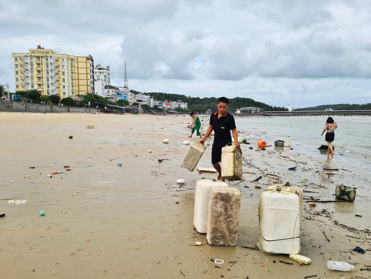 Người dân tham gia thu gom phao xốp trôi dạt vào bãi biển huyện Cô Tô, tỉnh Quảng Ninh - Ảnh: UBND huyện Cô Tô
