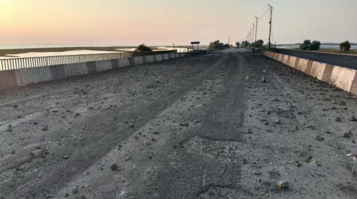 Cầu Chonhar, nối liền bán đảo Crimea với đất liền, sau một vụ tấn công do lực lượng Ukraine thực hiện hồi tháng 6-2023 - Ảnh: PRAVDA