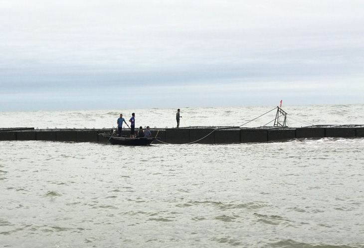 Hiện trường nơi phát hiện tàu cá của ngư dân Xá bị đắm tại khu vực đê chắn sóng thuộc huyện Cát Hải, TP Hải Phòng - Ảnh: LÊ CÁCH