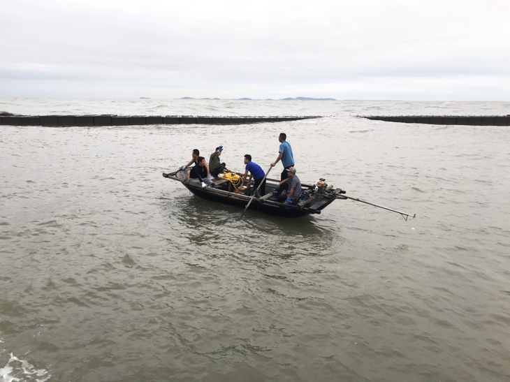 Ngư dân phối hợp cùng lực lượng chức năng vẫn đang rà soát khu vực tàu cá gặp nạn để tìm kiếm tung tích nạn nhân - Ảnh: LÊ CÁCH
