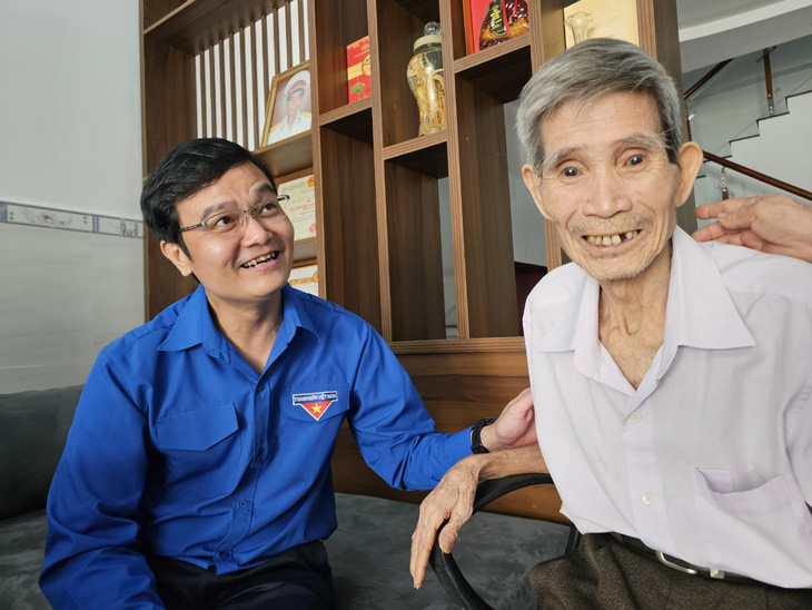 Anh Bùi Quang Huy thăm cựu tù chính trị Côn Đảo - Ảnh: Đ.H