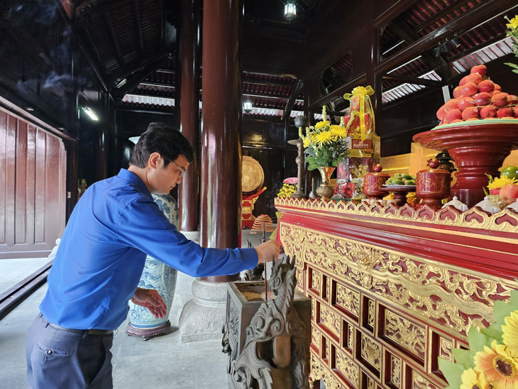 Anh Bùi Quang Huy thắp hương tại lễ giỗ - Ảnh: Đ.H