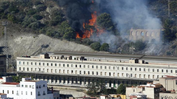 Đám cháy rừng tại biên giới Pháp và Tây Ban Nha ngày 5-8 - Ảnh: AFP