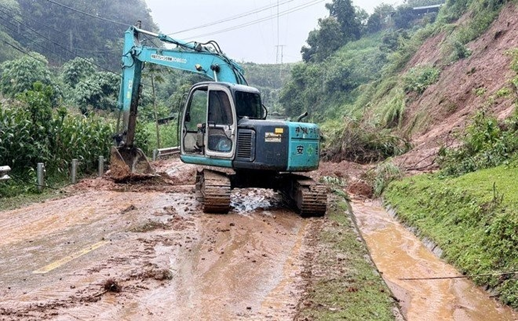 Huyện Mù Cang Chải đang huy động phương tiện máy móc để san gạt, hốt dọn đất đá - Ảnh: Báo Yên Bái