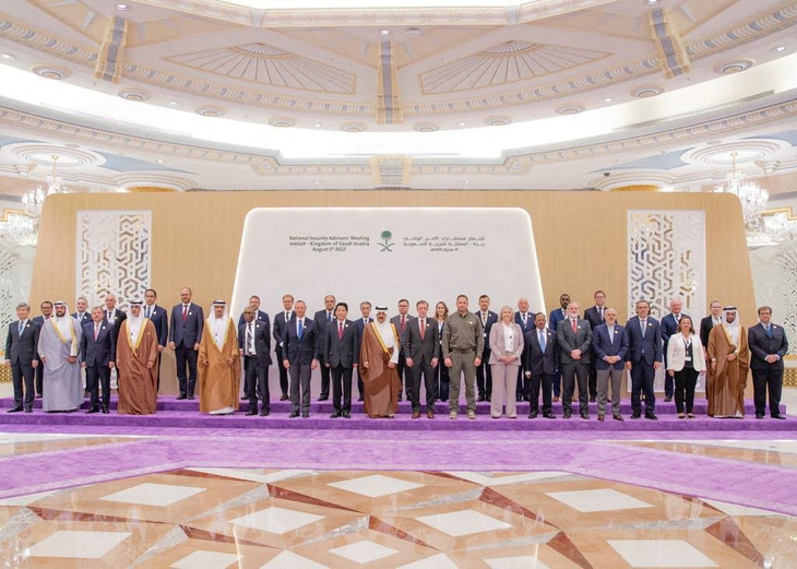 Đại diện hơn 40 quốc gia gồm Trung Quốc, Ấn Độ và Mỹ tại cuộc đàm phán ở Jeddah, Saudi Arabia, ngày 6-8 - Ảnh: REUTERS