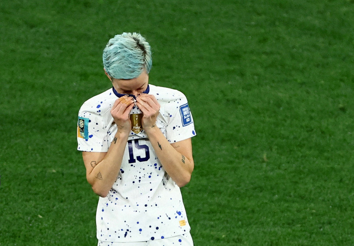 Cái cúi đầu của Rapinoe cũng là hình ảnh của tuyển nữ Mỹ tại World Cup 2023 - Ảnh: REUTERS
