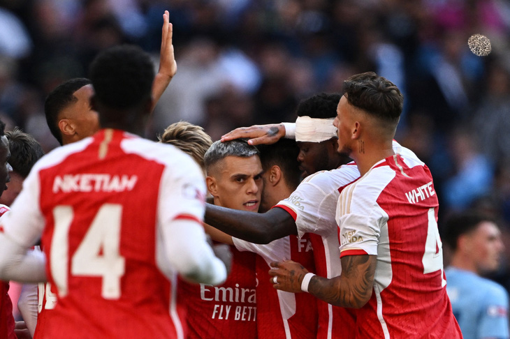Leandro Trossard ghi bàn gỡ hòa 1-1 cho Arsenal - Ảnh: REUTERS