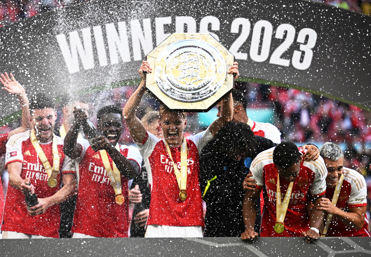 Niềm vui của các cầu thủ Arsenal khi đăng quang Siêu cúp Anh 2023 - Ảnh: REUTERS