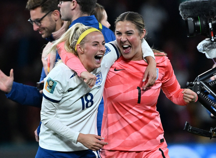 Niềm vui của các cầu thủ nữ Anh sau khi vượt qua tuyển nữ Nigeria ở vòng 16 đội World Cup 2023 - Ảnh: REUTERS