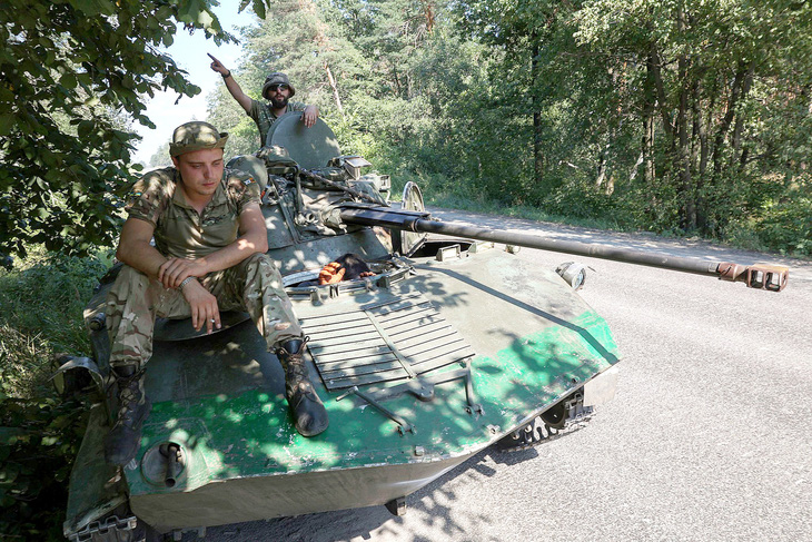 Quân nhân Ukraine trên xe chiến đấu bộ binh BMD-1 tại vùng Donetsk, ngày 3-8 - Ảnh: AFP