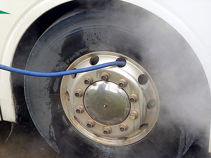 Phanh và lốp xe bốc khói vì quá nóng - Ảnh: T.N.V.
