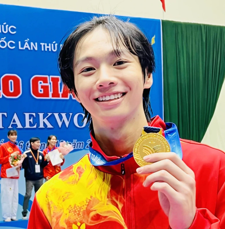 Nguyễn Hữu Thế Vinh với huy chương vàng tại Đại hội thể thao toàn quốc 2022 - Ảnh: báo Quảng Ninh