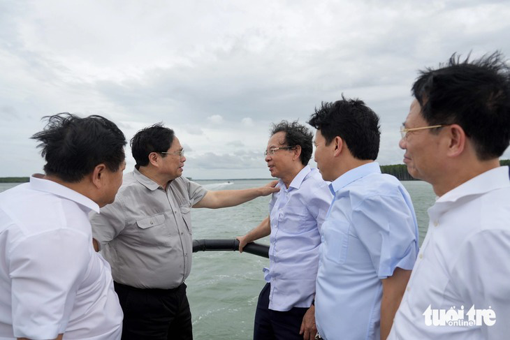 Thủ tướng Phạm Minh Chính và Bí thư Thành ủy TP.HCM Nguyễn Văn Nên trong chuyến thị sát vị trí xây cảng Cần Giờ vào ngày 18-7 - Ảnh: HỮU HẠNH