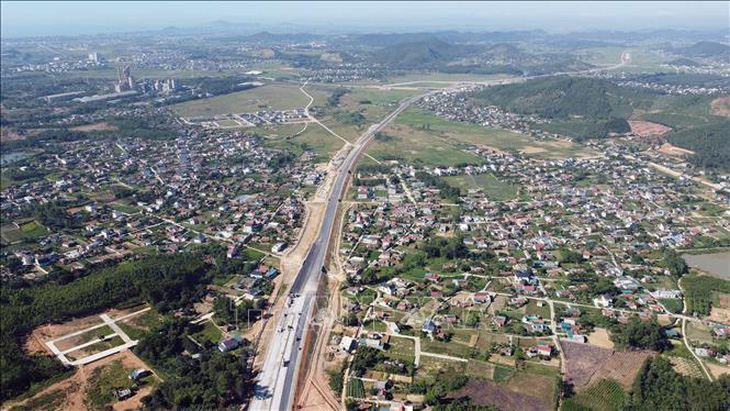 Một đoạn cao tốc Nghi Sơn - Diễn Châu qua địa bàn thị xã Nghi Sơn (Thanh Hóa) - Ảnh: TTXVN