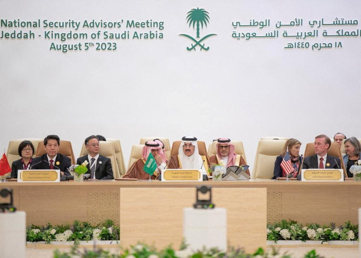 Từ trái qua: các đại diện của Trung Quốc, Saudi Arabia và Mỹ tham dự cuộc đàm phán về hòa bình cho Ukraine tại Jeddah, Saudi Arabia, ngày 6-8 - Ảnh: REUTERS