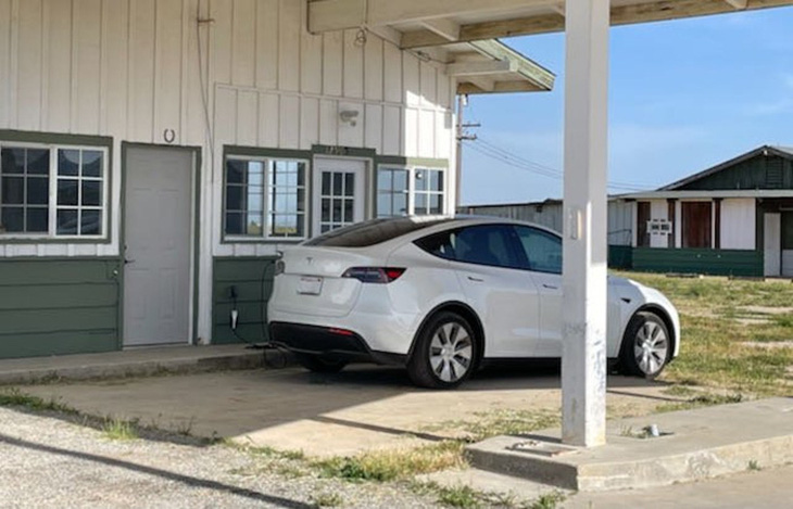 Kathleen Goforth đã mang chiếc Tesla Model Y của mình đi dạo qua một vùng nông thôn và có lúc phải sử dụng ổ cắm ở một trạm xăng bỏ hoang - Ảnh: Acterra