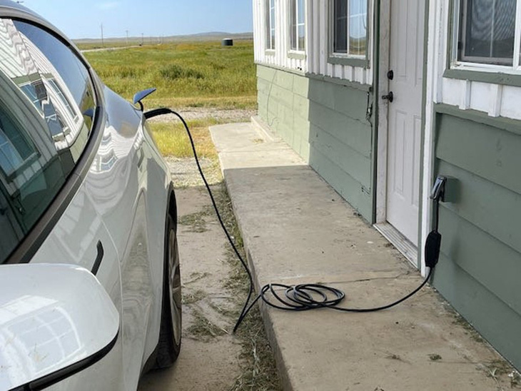 Tesla Model Y được cắm vào ổ 120V - Ảnh: Acterra