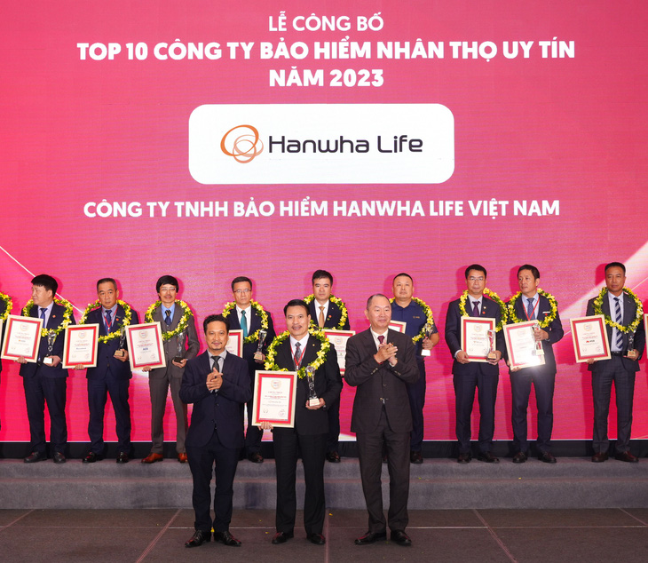 Đại diện Hanwha Life Việt Nam nhận cúp và chứng nhận từ ban tổ chức. 