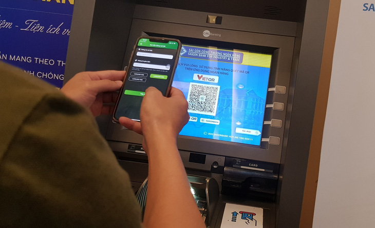 Khách hàng rút tiền tại ATM bằng quét mã QRCode - Ảnh CTV