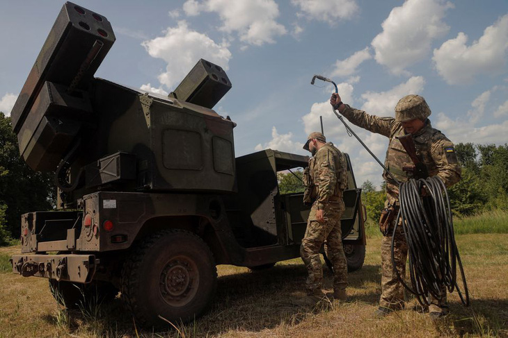 Binh lính Ukraine triển khai hệ thống tên lửa phòng không cơ động AN/TWQ-1 Avenger ở ngoại ô Kiev hồi tháng 6-2023 - Ảnh: REUTERS