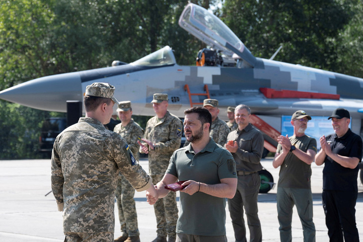 Tổng thống Ukraine Volodymyr Zelensky dự lễ kỷ niệm Ngày Không quân của Các lực lượng vũ trang Ukraine tại một địa điểm không xác định ở Ukraine hôm 6-8 - Ảnh: REUTERS