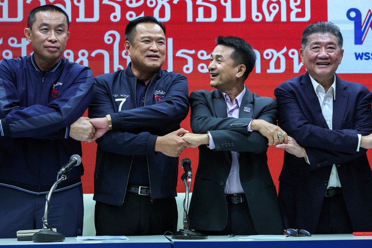 Lãnh đạo Pheu Thai và Bhumjaithai bắt tay nhau trong cuộc họp báo công bố liên minh chiều 7-8 - Ảnh: REUTERS