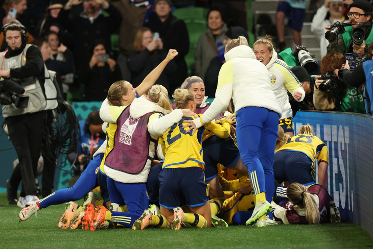 Tuyển nữ Thụy Điển ăn mừng sau khi đánh bại tuyển Mỹ - Ảnh: REUTERS