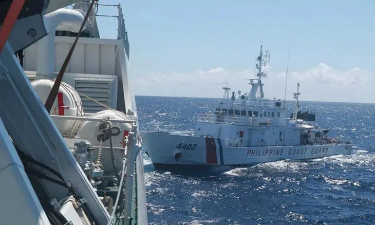 Hình ảnh được Thời báo Hoàn Cầu của Trung Quốc đăng tải ngày 7-8 với chú thích tàu hải cảnh Trung Quốc ngăn chặn tàu Philippines &quot;xâm phạm&quot; - Ảnh: GLOBAL TIMES