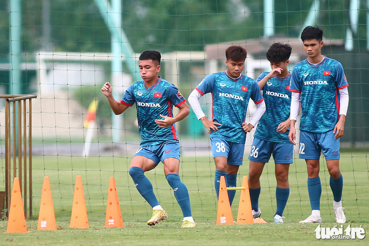 Tiền đạo Nguyễn Minh Quang (bìa trái) đang cố gắng thích nghi với khối lượng tập luyện tại U23 Việt Nam - Ảnh: H.TÙNG