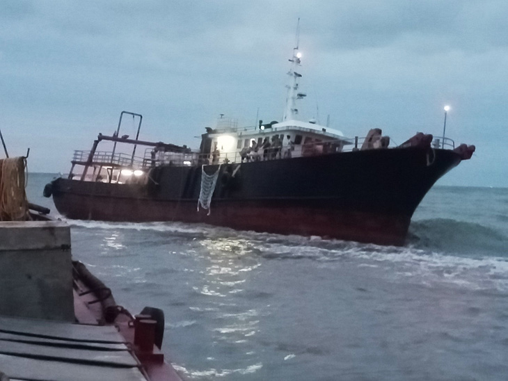 Hiện trường các thuyền viên mắc kẹt trên con tàu của Hong Kong, Trung Quốc bị sóng đánh mắc cạn tại khu vực đê chắn cát thuộc biển Lạch Huyện, TP Hải Phòng - Ảnh: Cảng vụ Hàng hải Hải Phòng