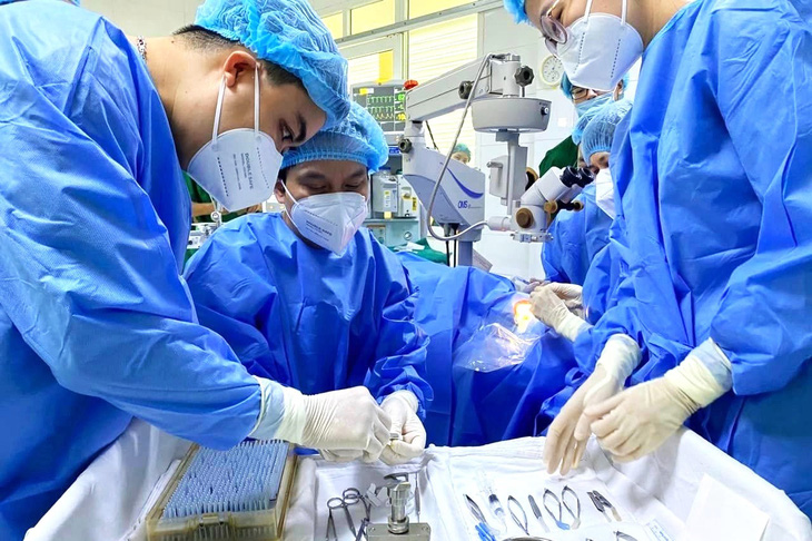 Đội ngũ y bác sĩ trong kíp phẫu thuật lần đầu tiên thực hiện ghép giác mạc tại Bệnh viện Mắt Hải Phòng - Ảnh: Bệnh viện Mắt Hải Phòng